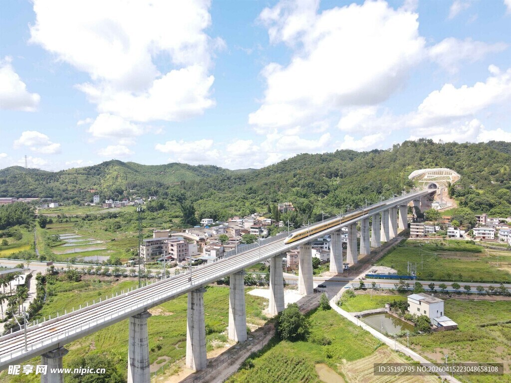 高架桥横跨绿野山川