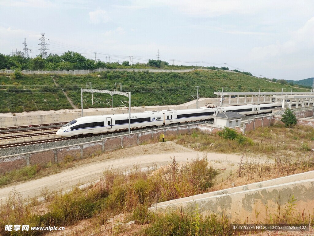 高速行驶的现代化高铁列车