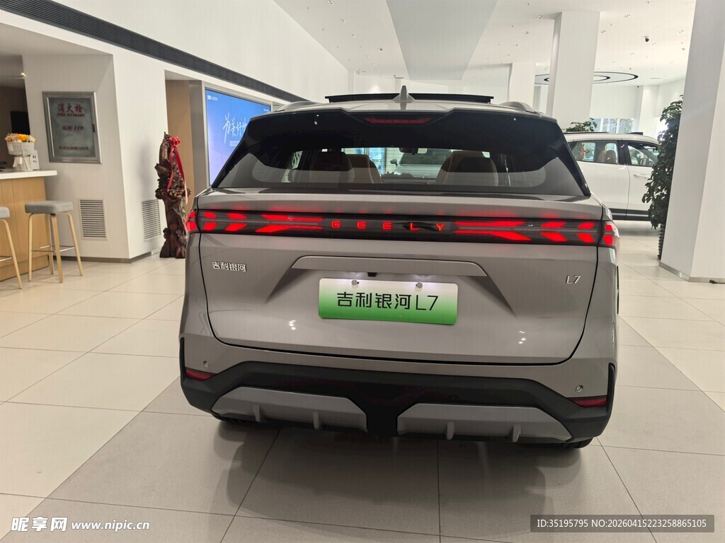 室内展示的灰色SUV汽车