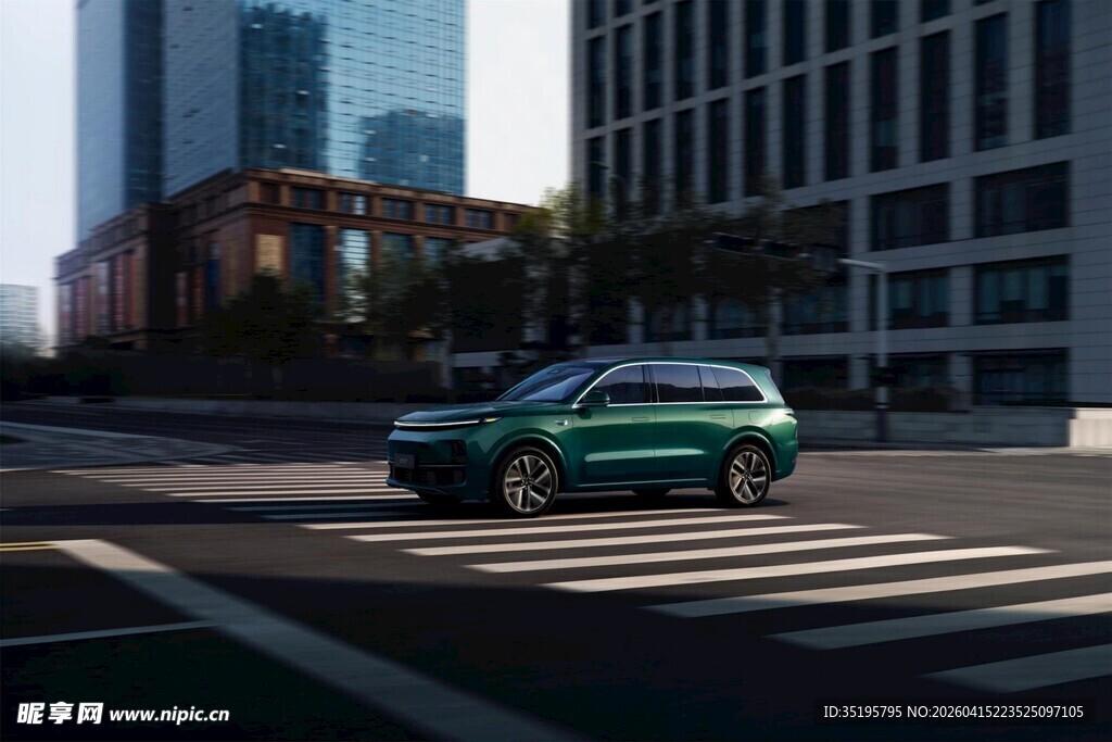 城市街道上的绿色SUV