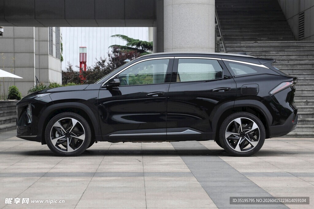 黑色酷炫SUV汽车外观展示