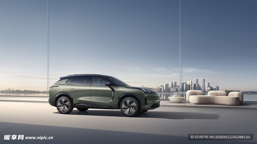 公路上行驶的时尚绿色SUV
