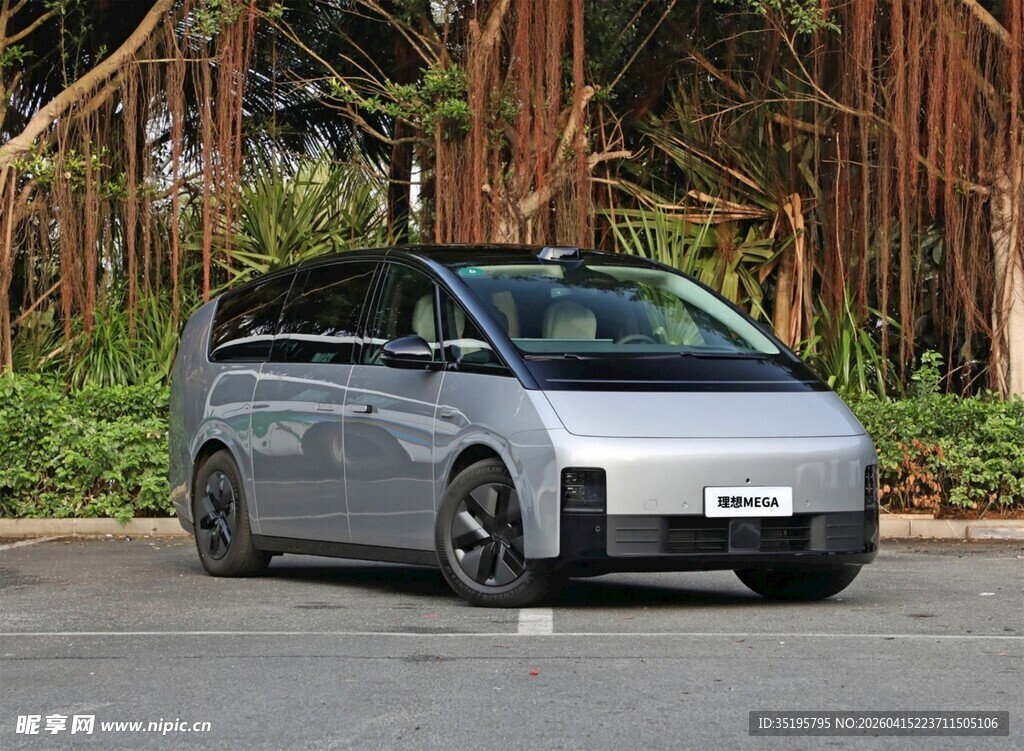 银色现代感电动MPV汽车