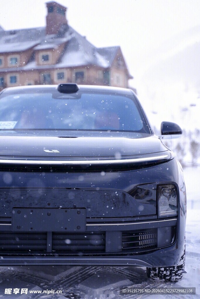 雪地中的黑色豪华SUV