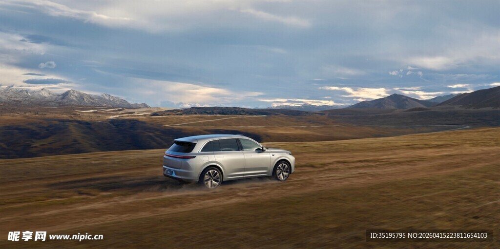 旷野中的自驾SUV