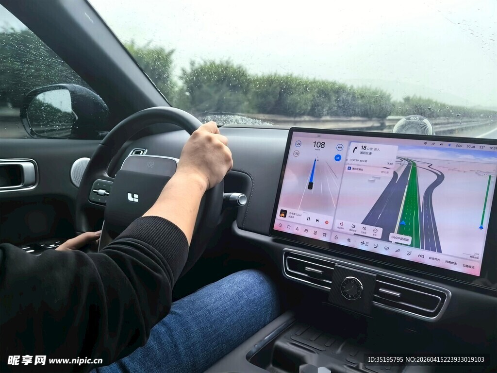 车内驾驶时使用大屏导航