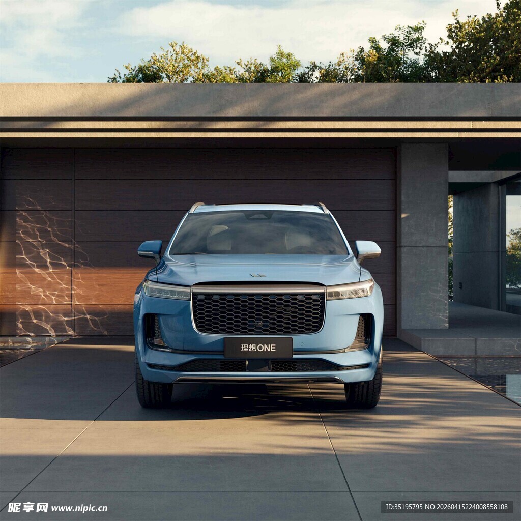 蓝色豪华SUV停于屋前