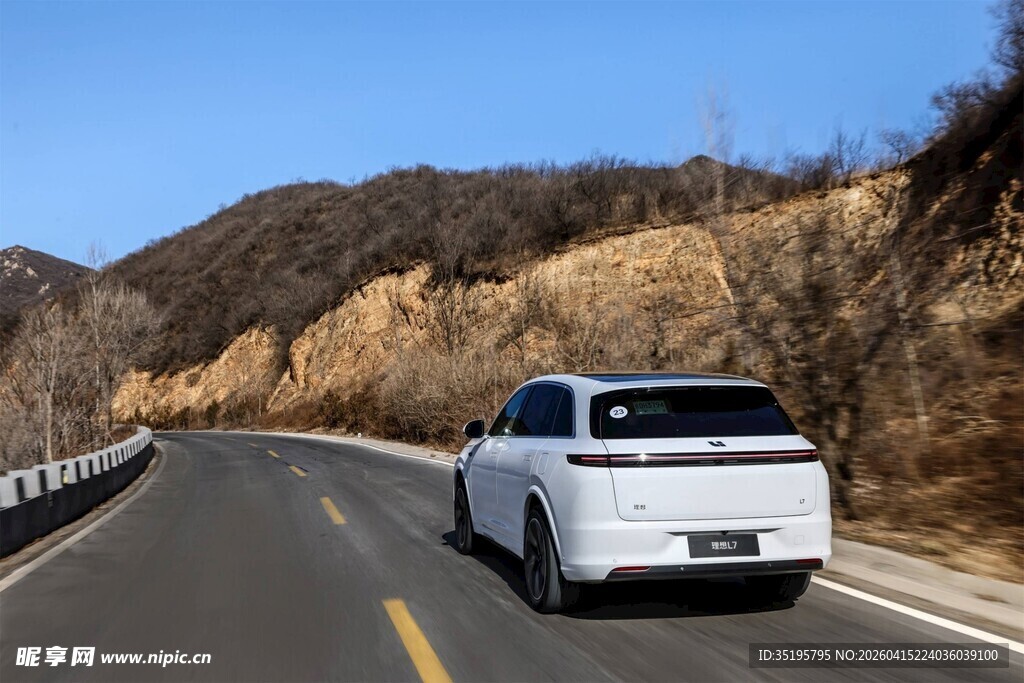公路上行驶的白色SUV
