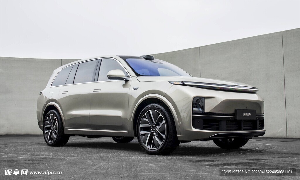 银色时尚款新能源SUV汽车