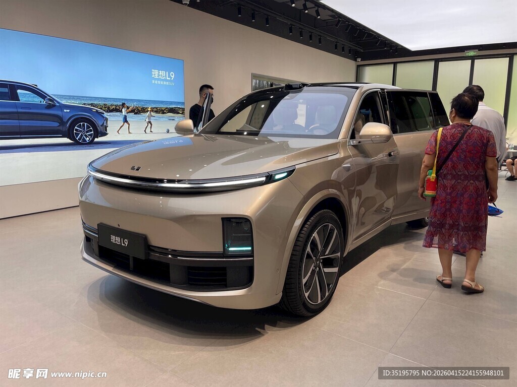展厅中的时尚新款汽车