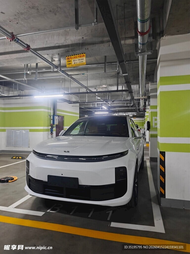 地下停车场中的白色汽车