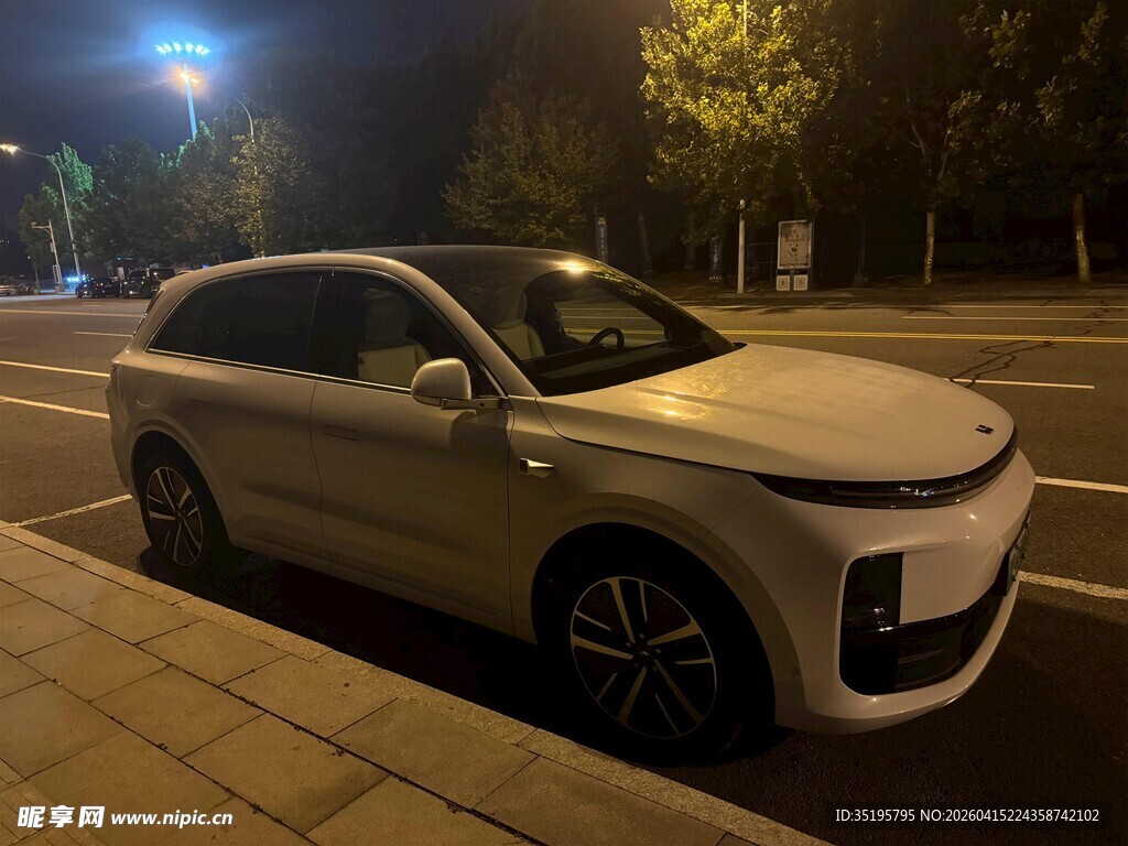夜晚路边的白色SUV汽车