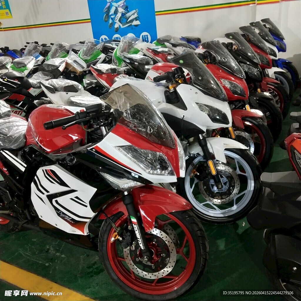 多款炫酷摩托车整齐陈列