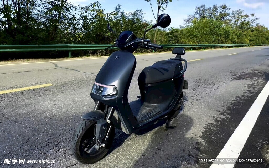 黑色电动摩托车停在道路边