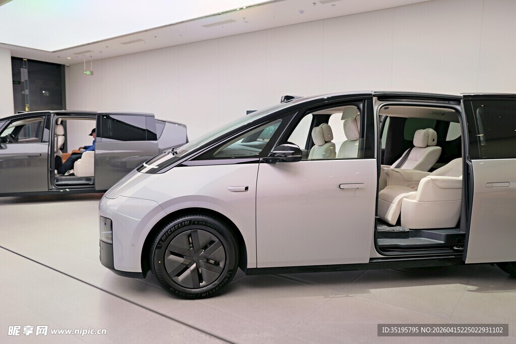 室内展示的银色多用途汽车