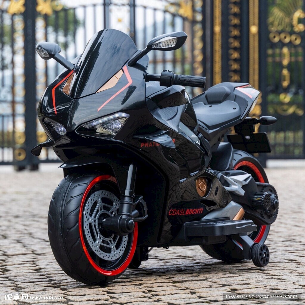 炫酷黑色摩托车停于户外