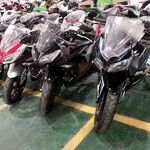 多辆摩托车整齐停放