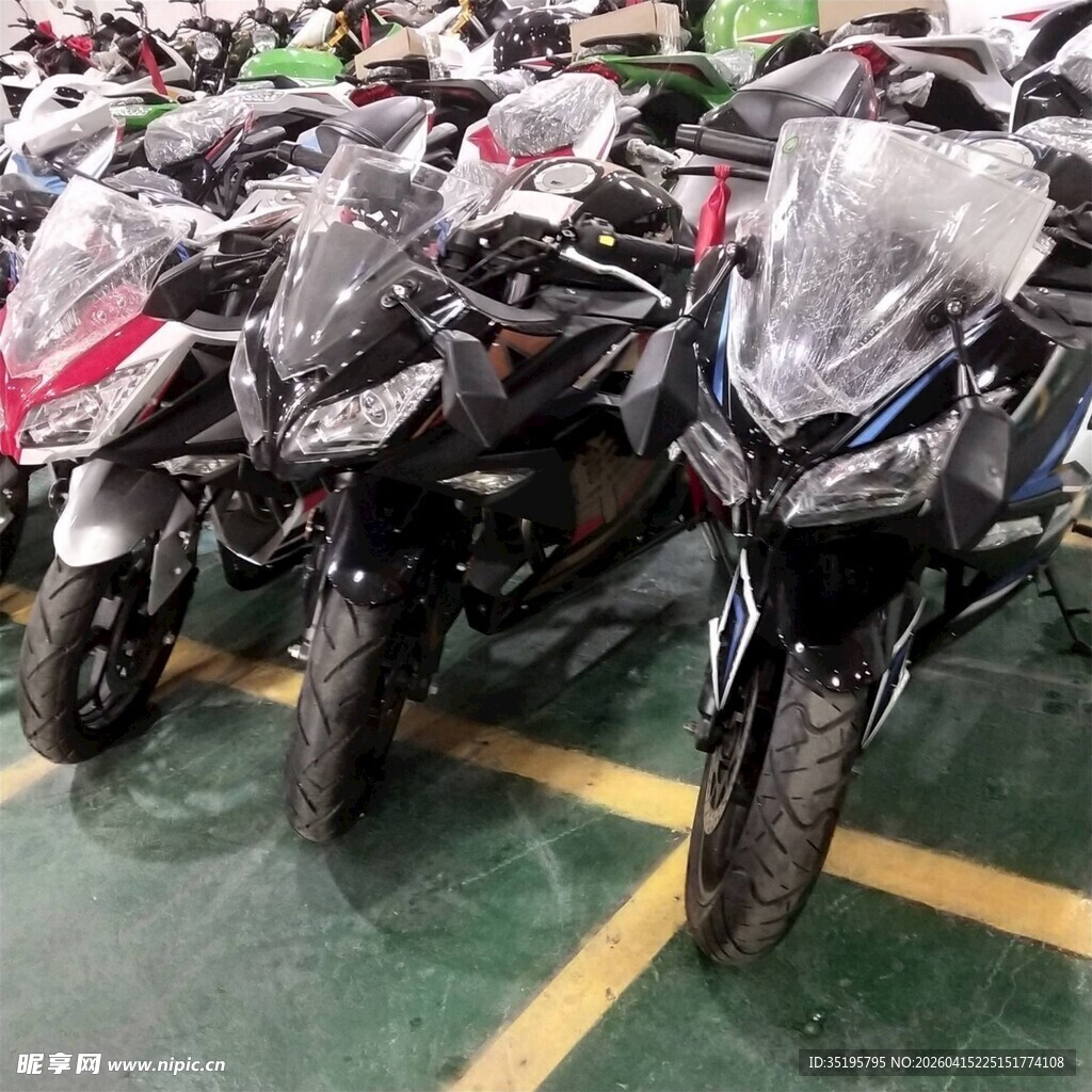 多辆摩托车整齐停放