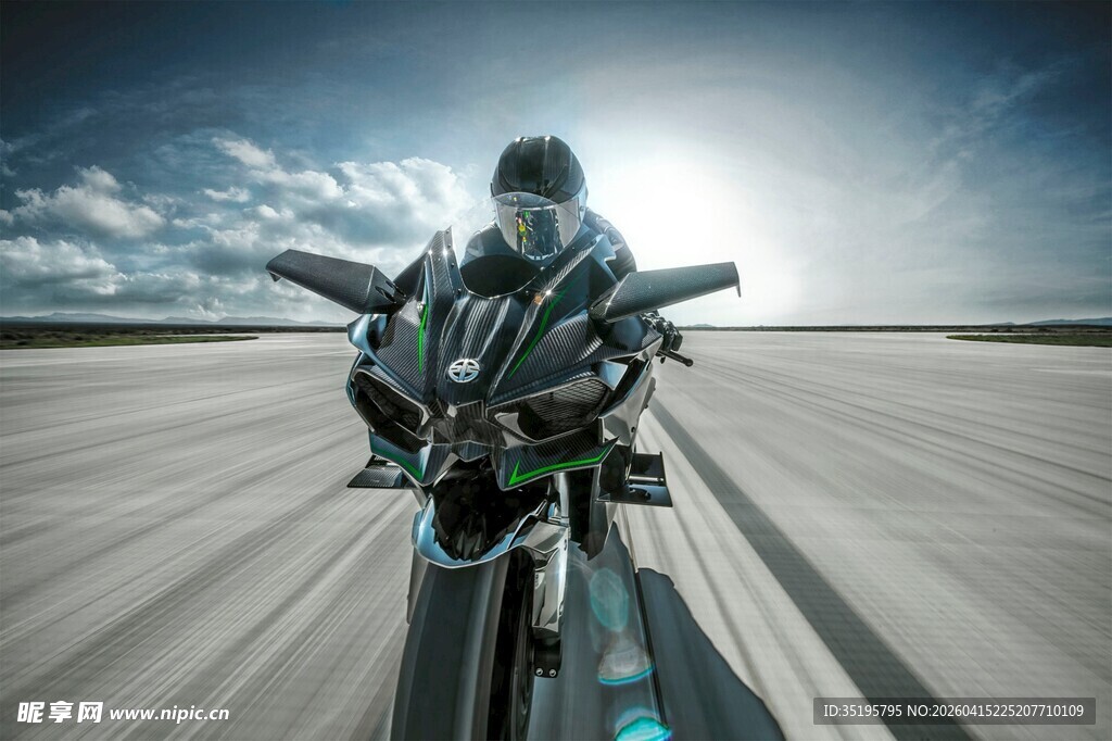 公路上的酷炫摩托车骑士