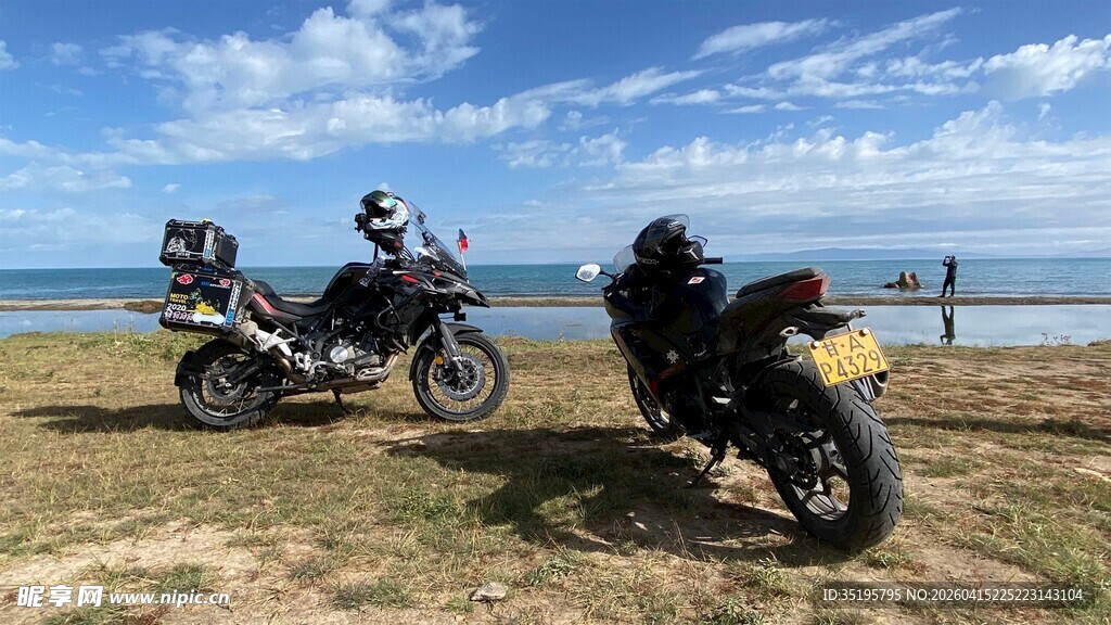 旷野双摩托面向壮阔海景