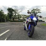 蓝色炫酷摩托车停于道路