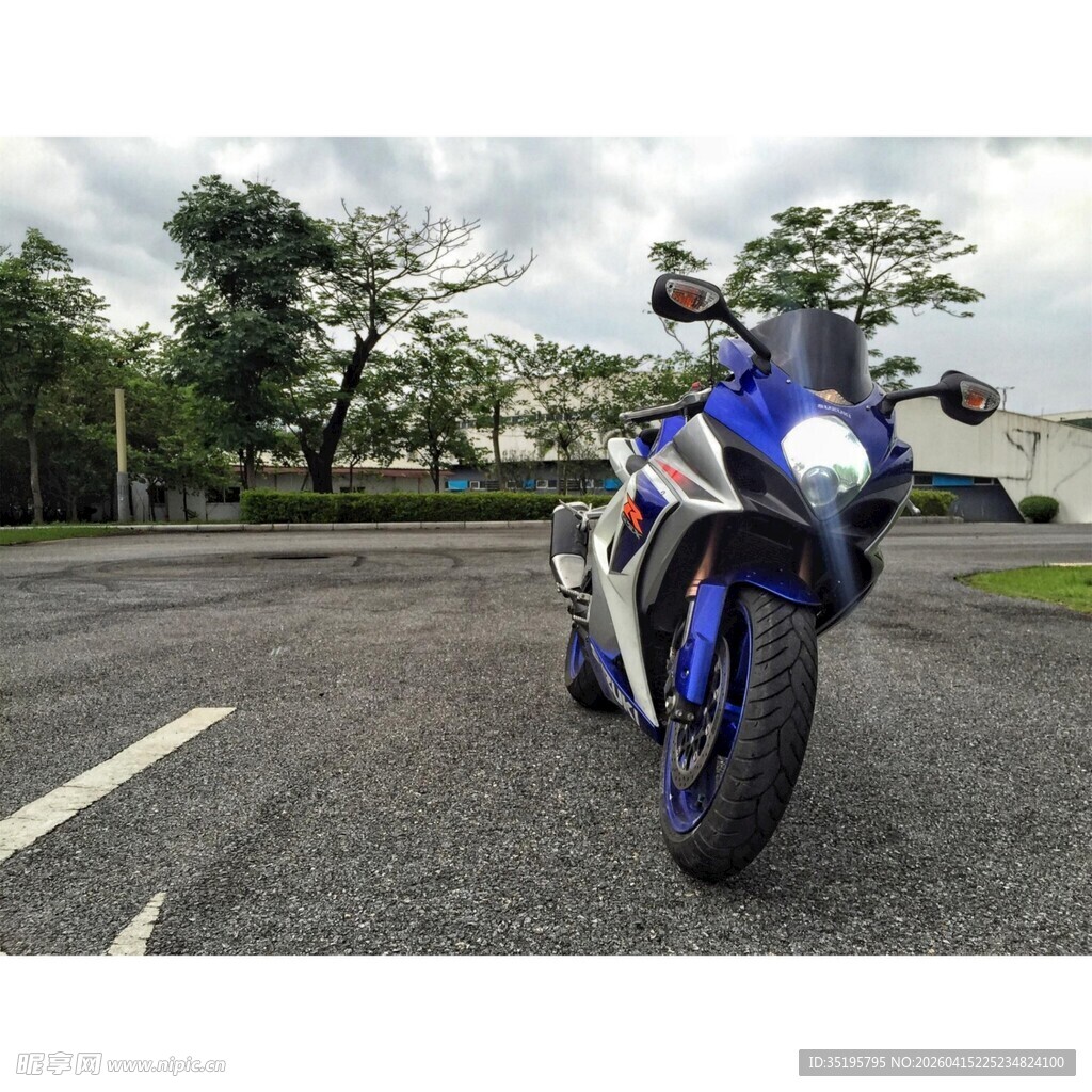 蓝色炫酷摩托车停于道路