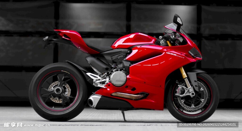 红色炫酷摩托车特写