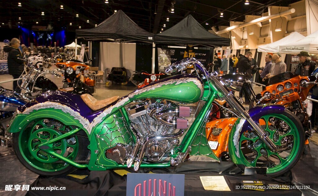 炫酷绿色定制摩托车展示