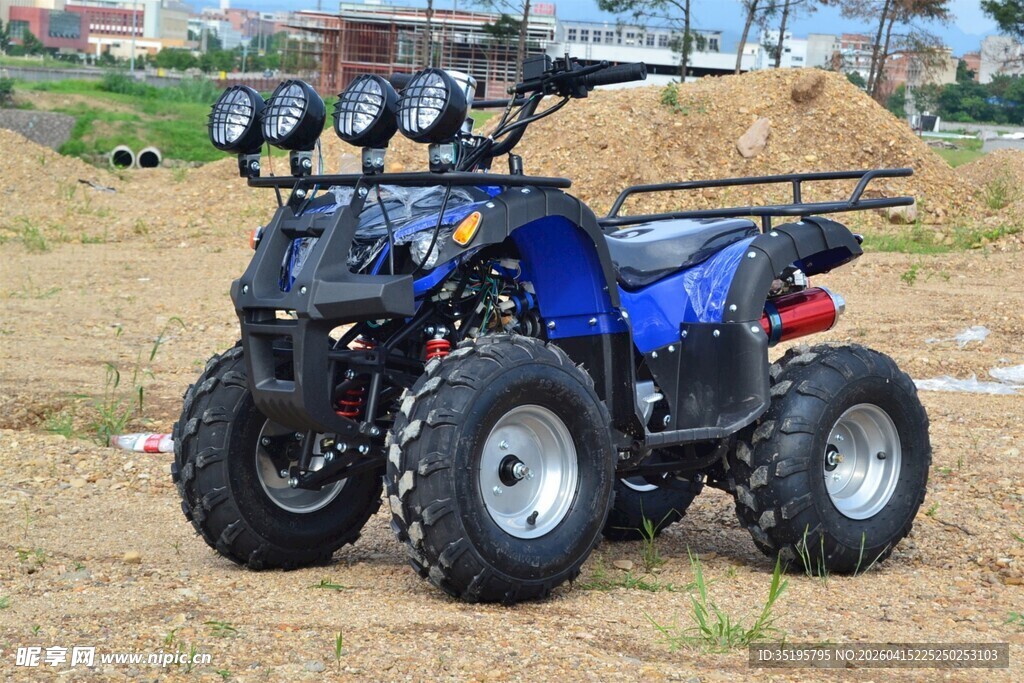 蓝色四轮越野摩托车