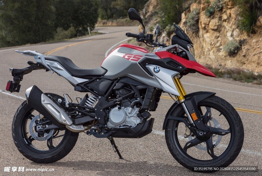 炫酷红白越野摩托车