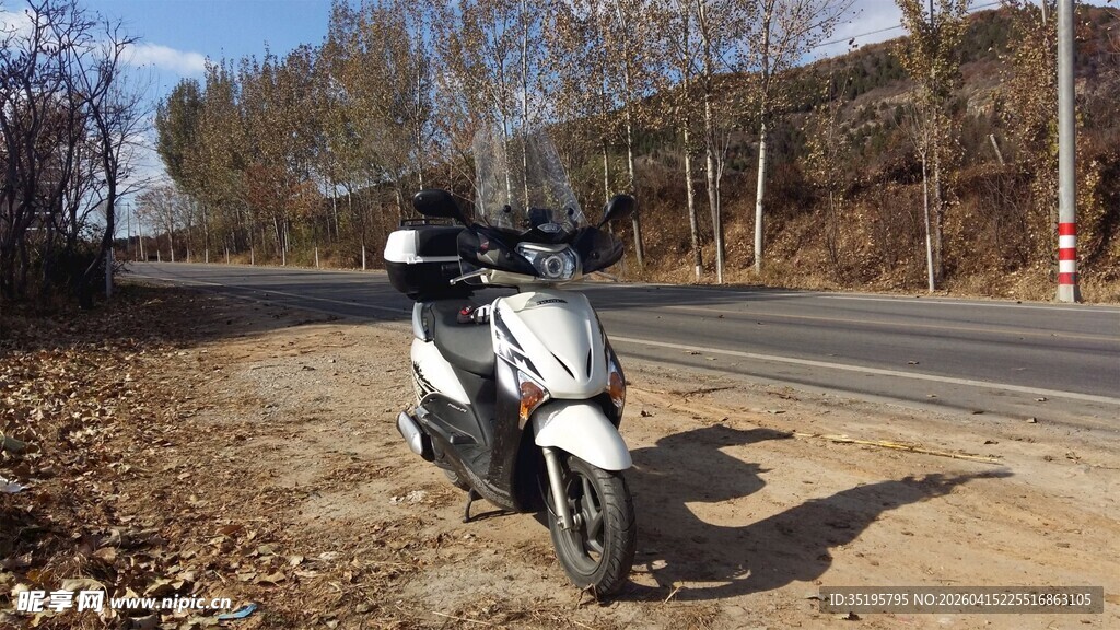 公路旁停放的时尚摩托车