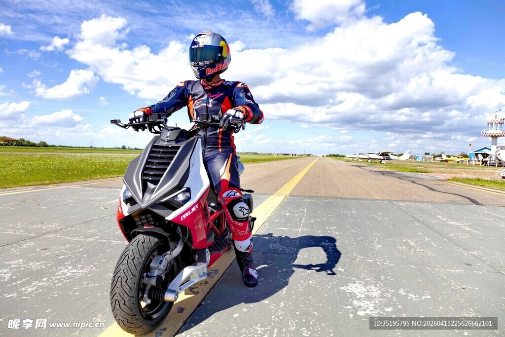公路骑行的帅气摩托骑士