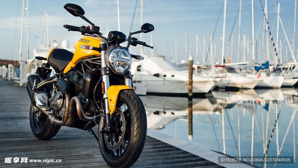 码头边的酷炫黄色摩托车
