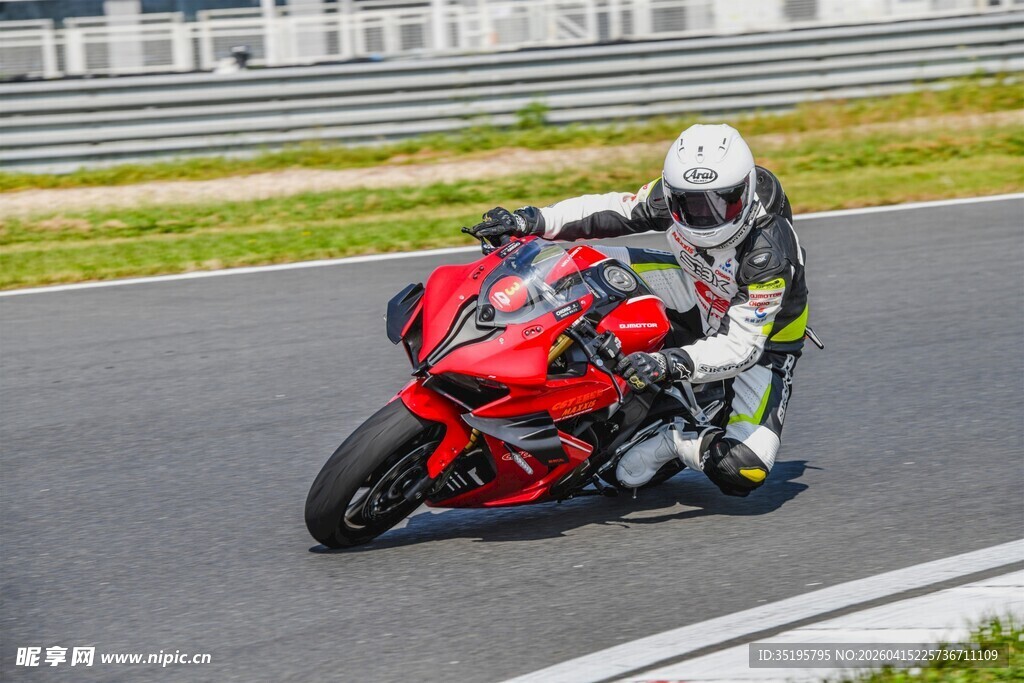 赛道上的红色摩托车骑手