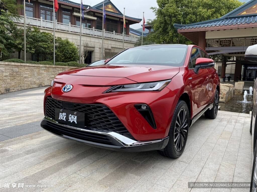 红色丰田威兰达停于古景前