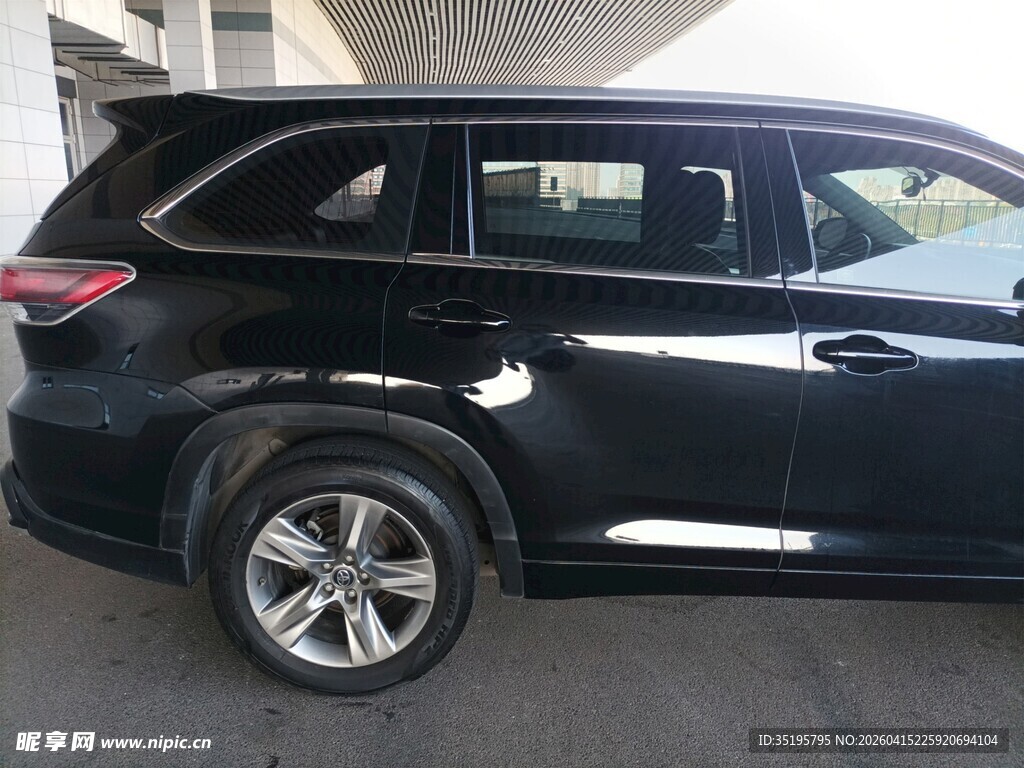 黑色SUV汽车外观展示