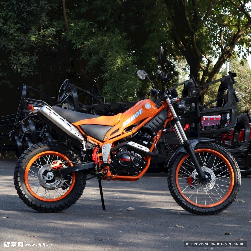 炫酷橙色越野摩托车