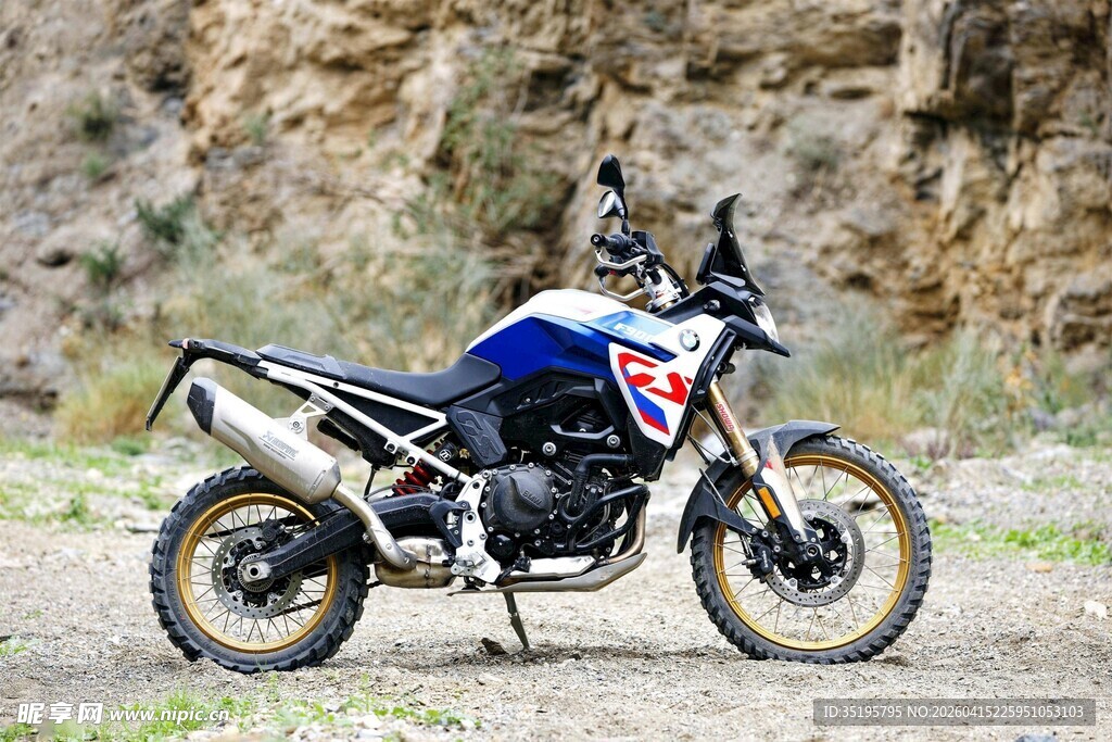 越野摩托车停于户外山地