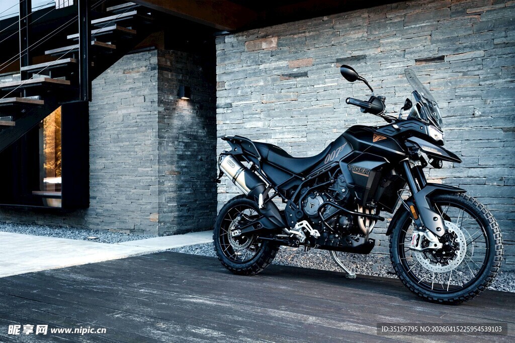 炫酷黑色越野摩托车