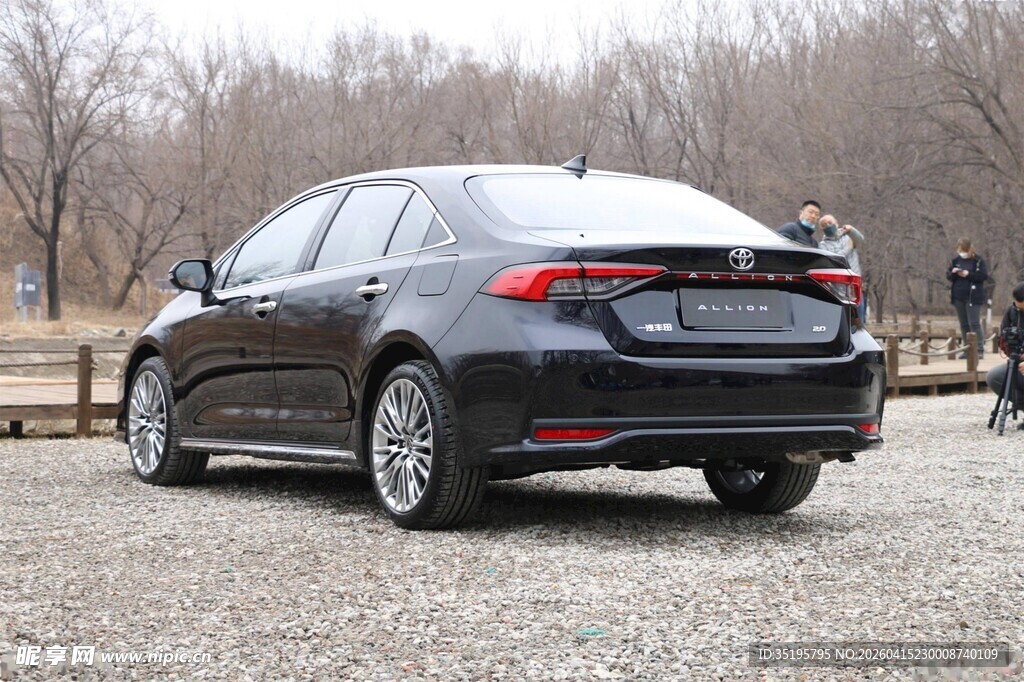 黑色轿车后视图