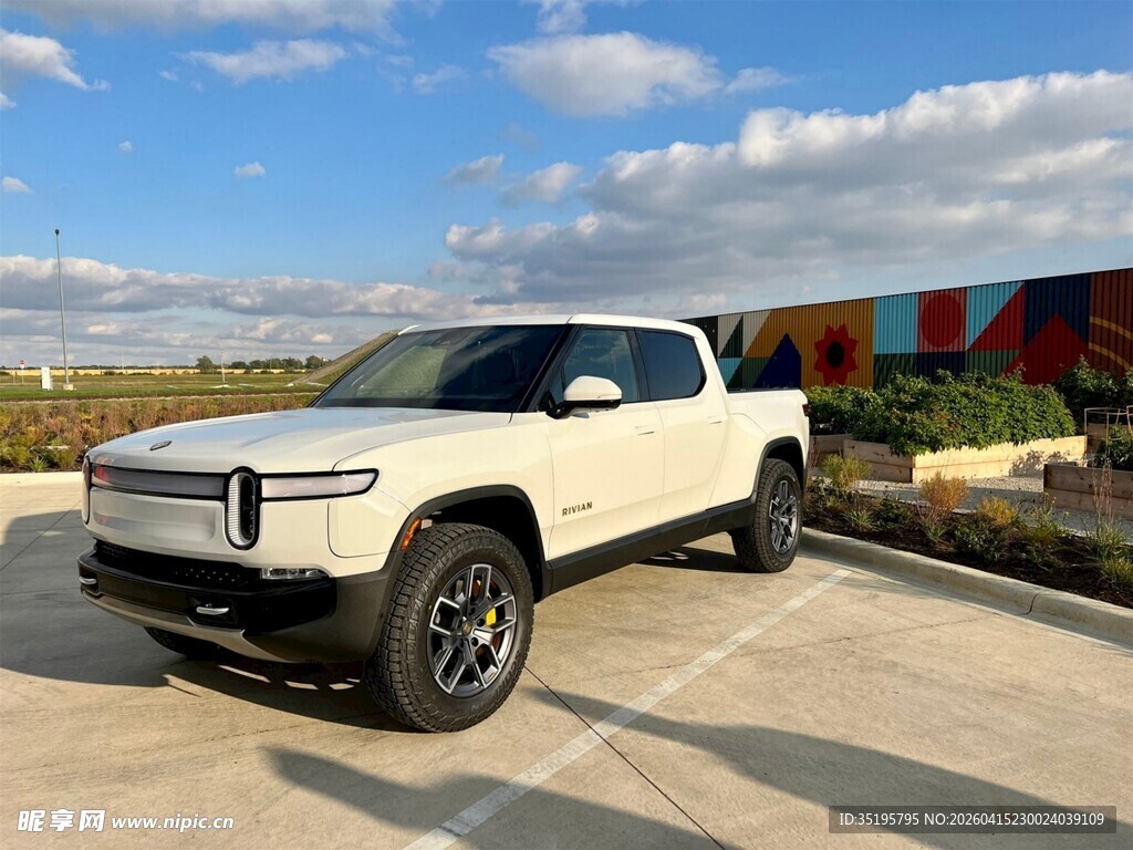 白色越野皮卡车外观展示