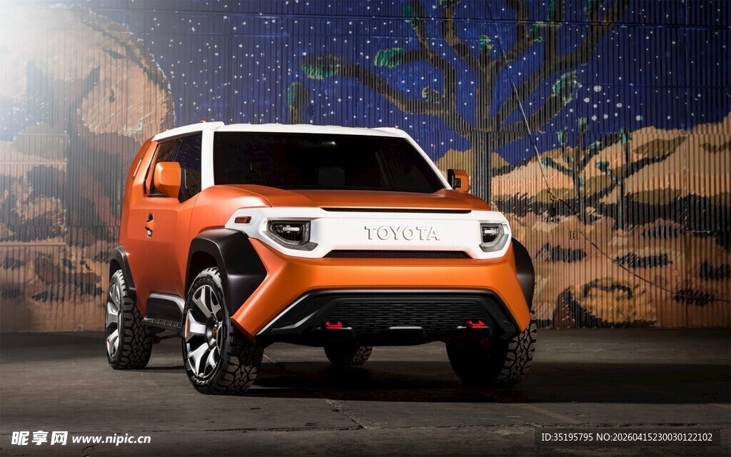 橙色越野汽车行驶于户外