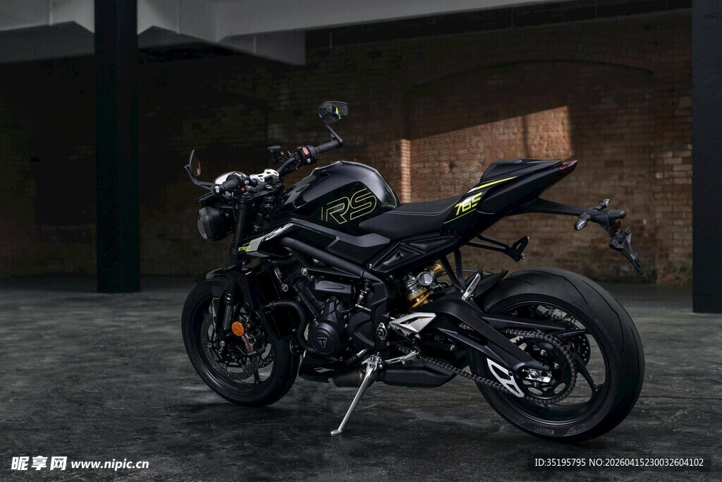 炫酷黑色摩托车室内展示