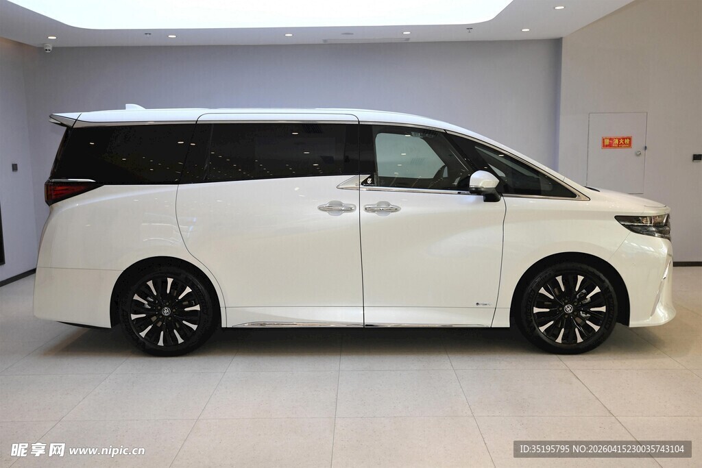 白色豪华MPV商务车展示