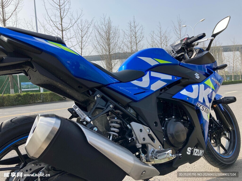 炫酷蓝色摩托车停放户外