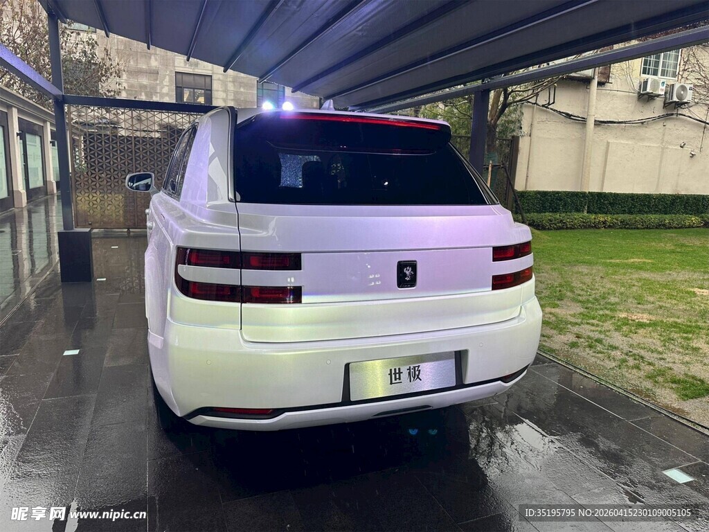 白色汽车正在自动洗车机中清洗