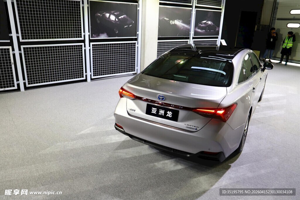 银色轿车展示于室内空间