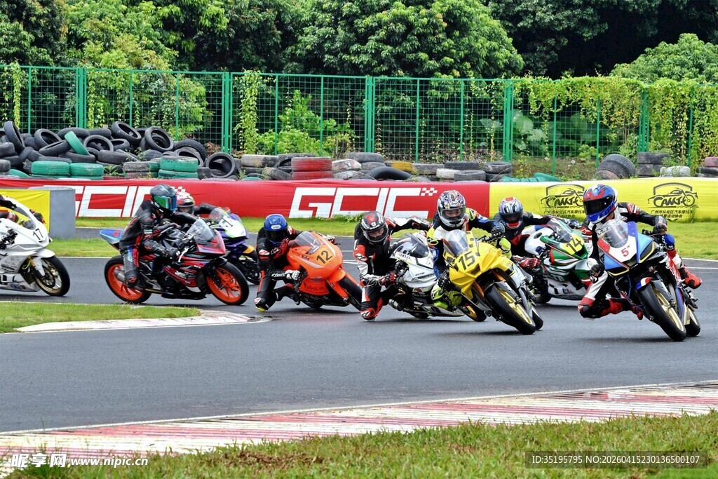 摩托车比赛激烈角逐中