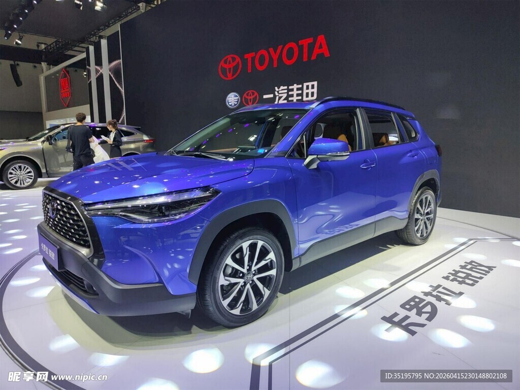 蓝色丰田SUV汽车展示