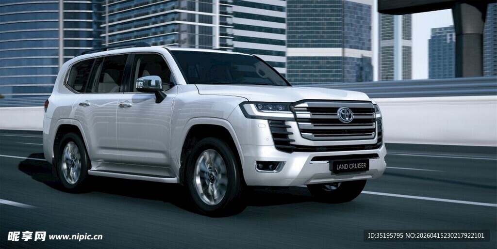 银色霸气SUV城市道路行驶